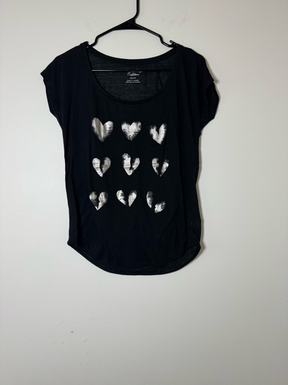 American Eagle Outfitters Black Short Sleeve Tee with Silver Heart Print